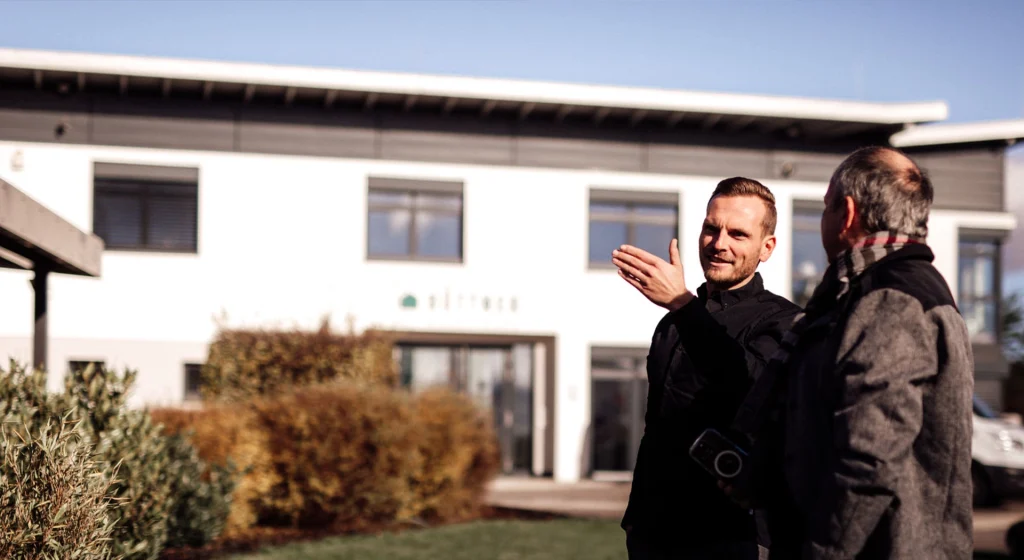 Dominik mit einem Reporter vor unserem Firmengebäude.