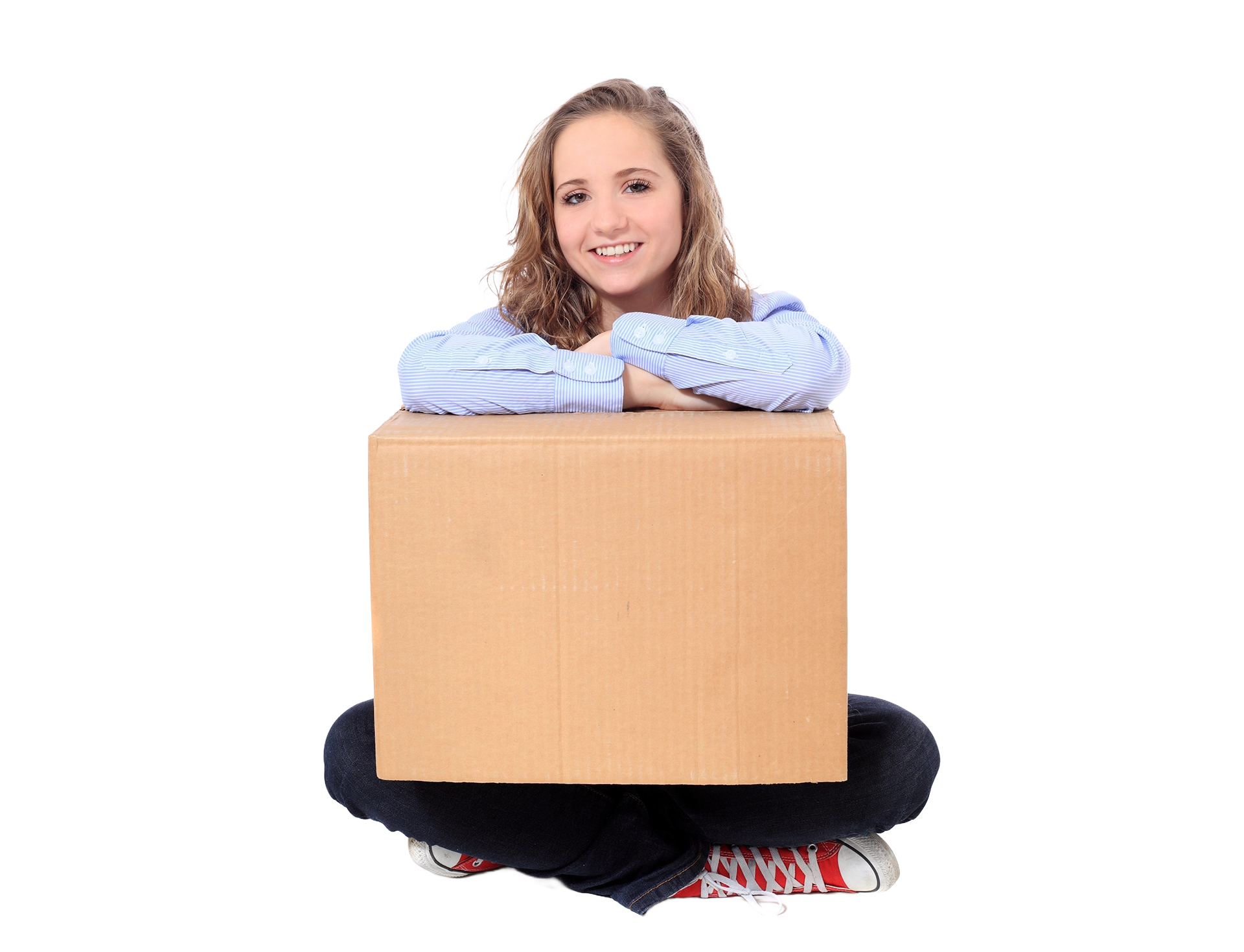Mädchen mit großem Umzugskarton.