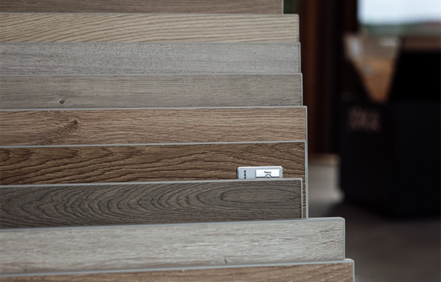 Holzfußboden-Muster in verschiedenen Farbtönen.