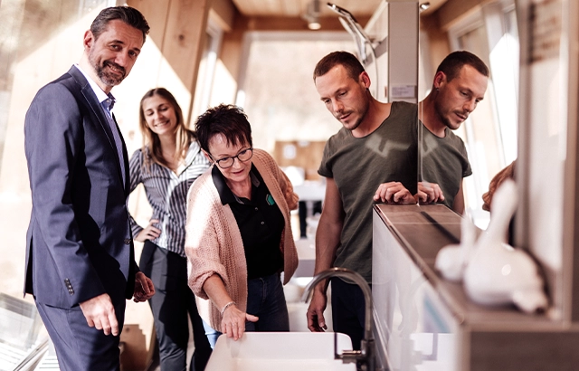 Matthias, Alisa, Manuela und Philipp betrachten eine Badezimmereinrichtung in unserer Ausstellung.