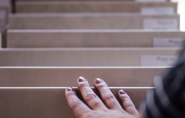 Hand über Papptrennwänden.