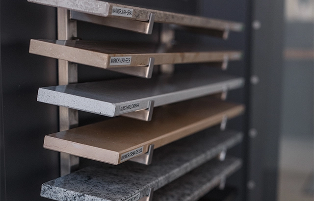 Regale mit Steinplattenmustern.