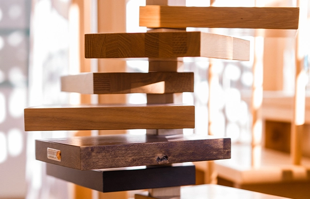 Holzplatten in verschiedenen Farben gestapelt.