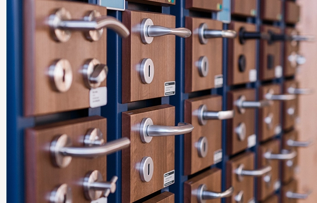 Türklinken und Schlüssellöcher auf Holztüren.