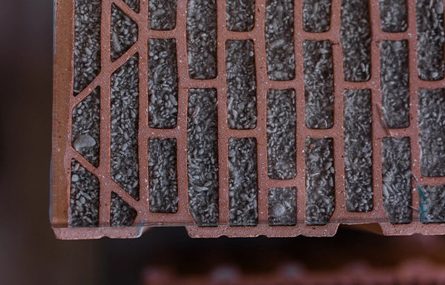 Querschnitt eines Ziegelsteins mit Isoliermaterial.