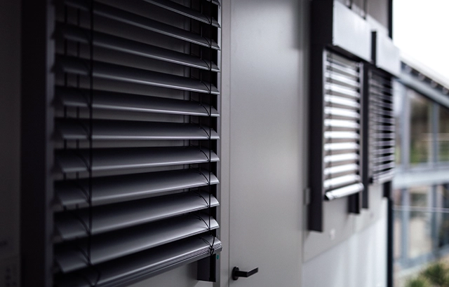 Jalousien an modernen Fenstern