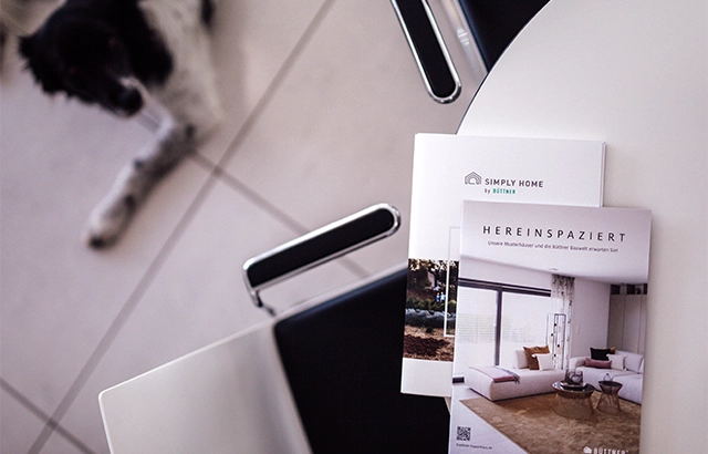 Unser Büro-Hund Nelly neben einem Tisch mit Büttner Broschüren.