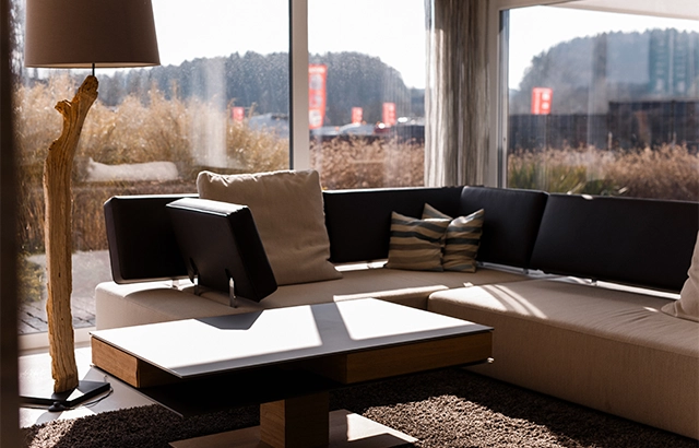 Moderne Wohnzimmer-Einrichtung mit Sofas und großem Fenster.