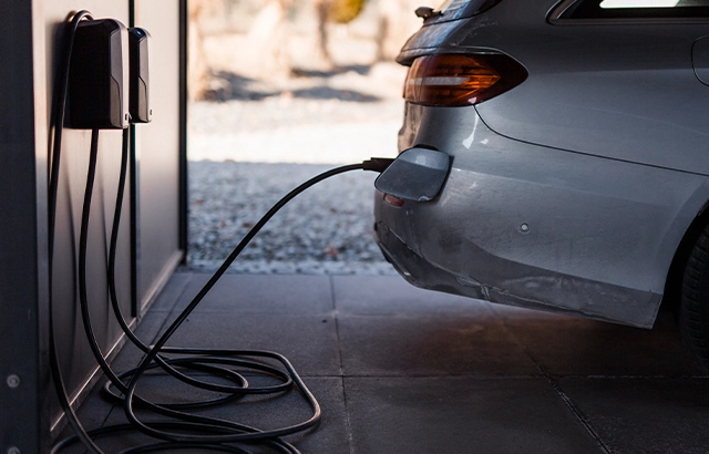 Auto beim Aufladen in einer Garage.
