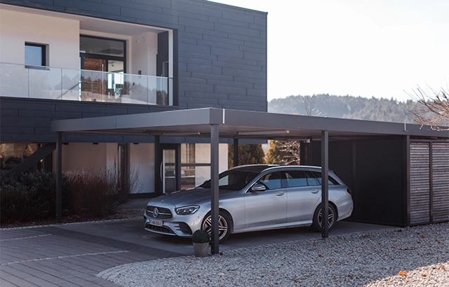 Auto in moderner Einfahrt.