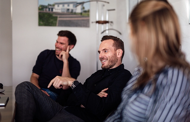 Tim, Dominik und Alisa in einem Gespräch.