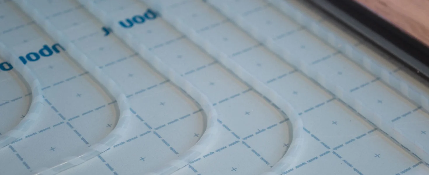 Fußbodenheizungssystem auf Holzuntergrund.