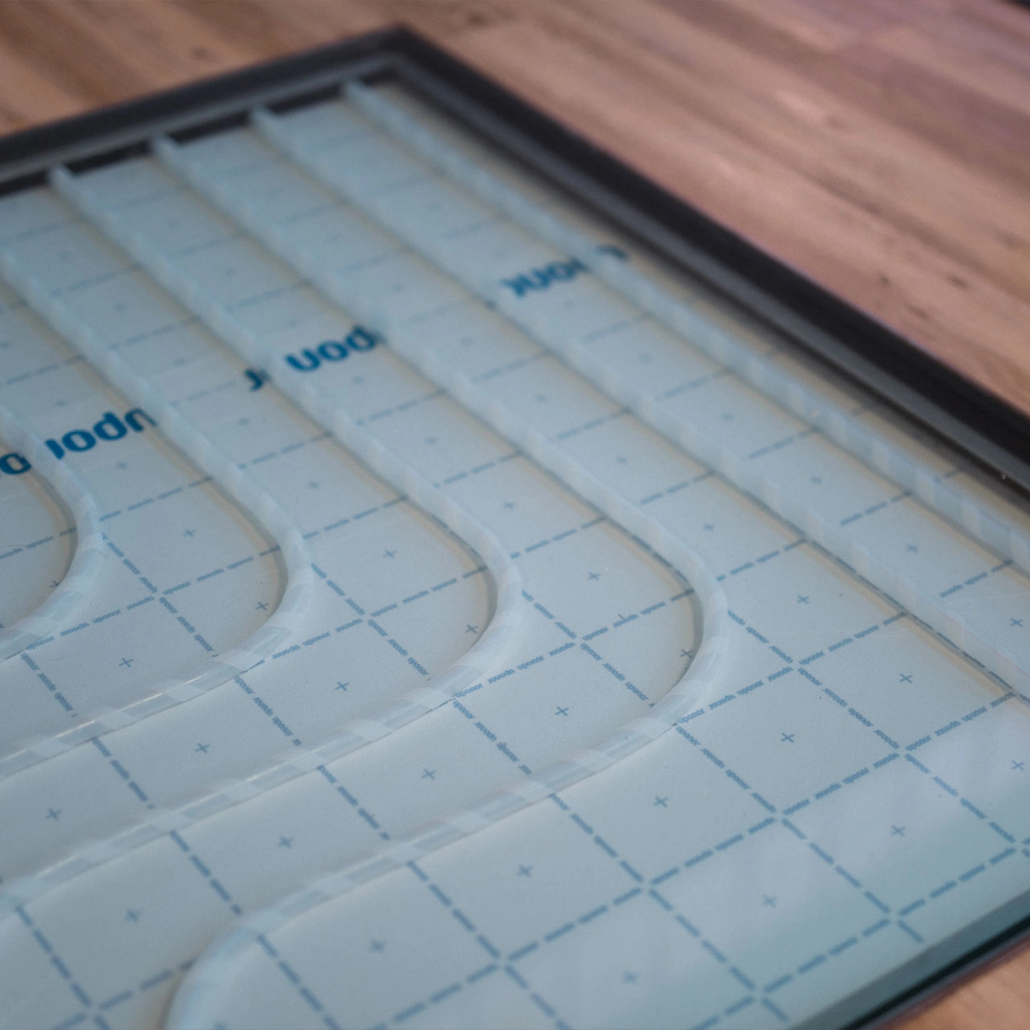 Fußbodenheizungssystem auf Holzuntergrund.