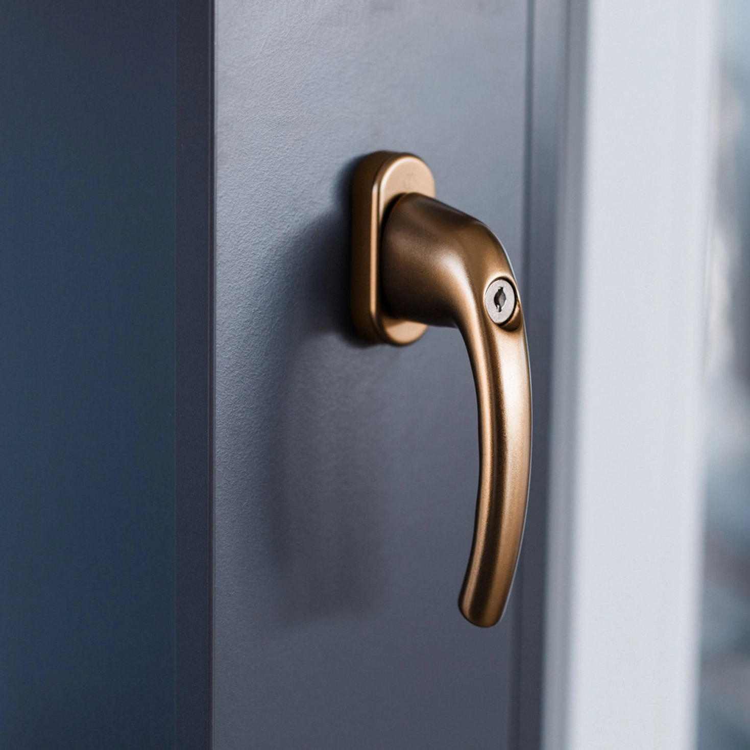 Türgriff aus Metall mit Schloss.