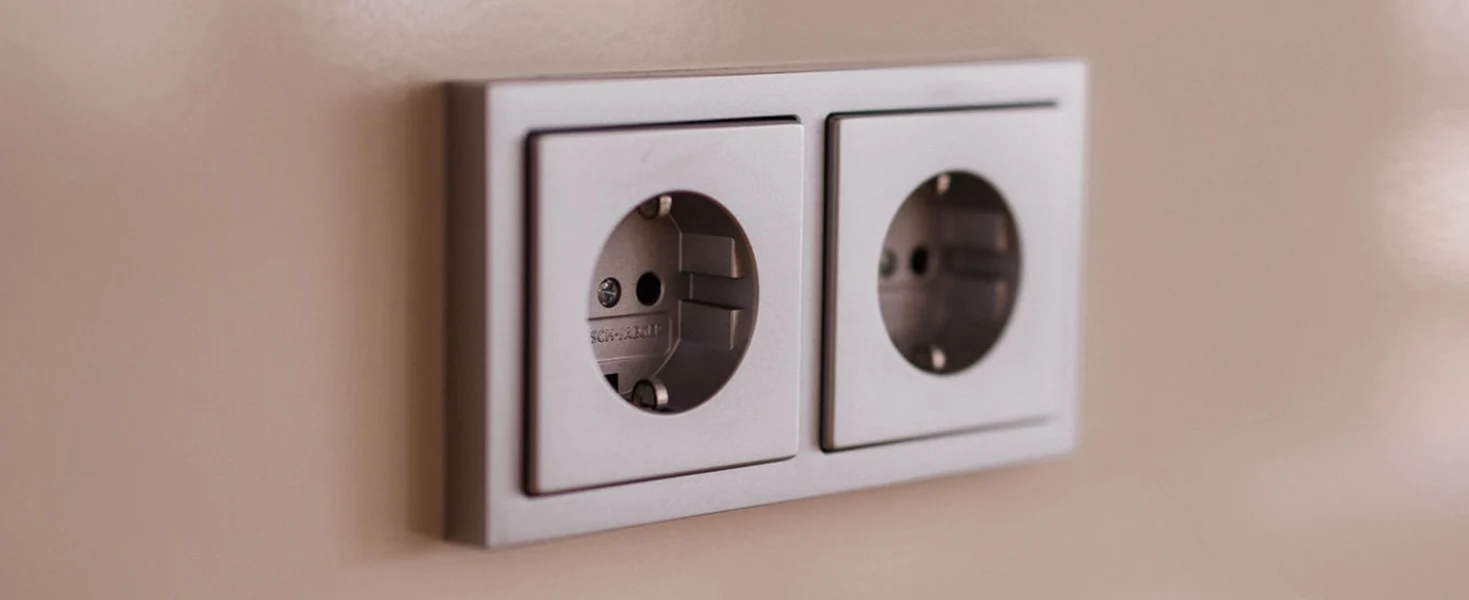 Zwei Steckdosen an der Wand.