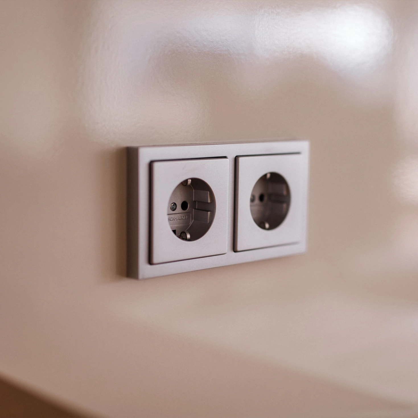 Zwei Steckdosen an der Wand.