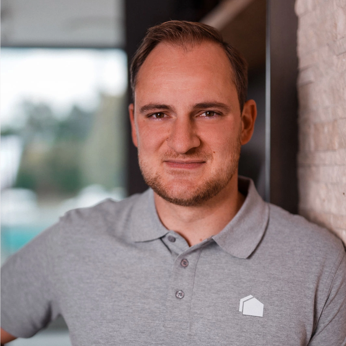 Matthias in einem grauen Polohemd.