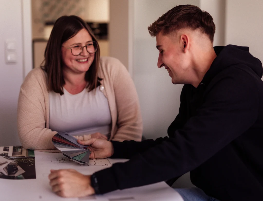 Manuel und Linda diskutieren über Farbproben.