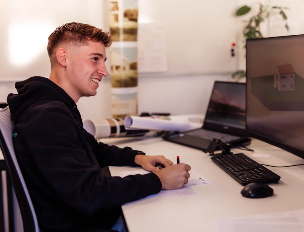 Manuel arbeitet am Computer mit 3D Visualisierungen.