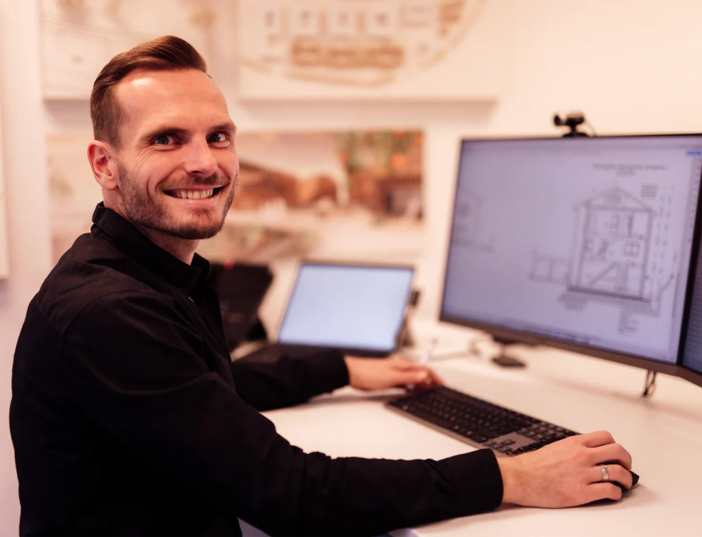 Dominik am Computerarbeitsplatz.