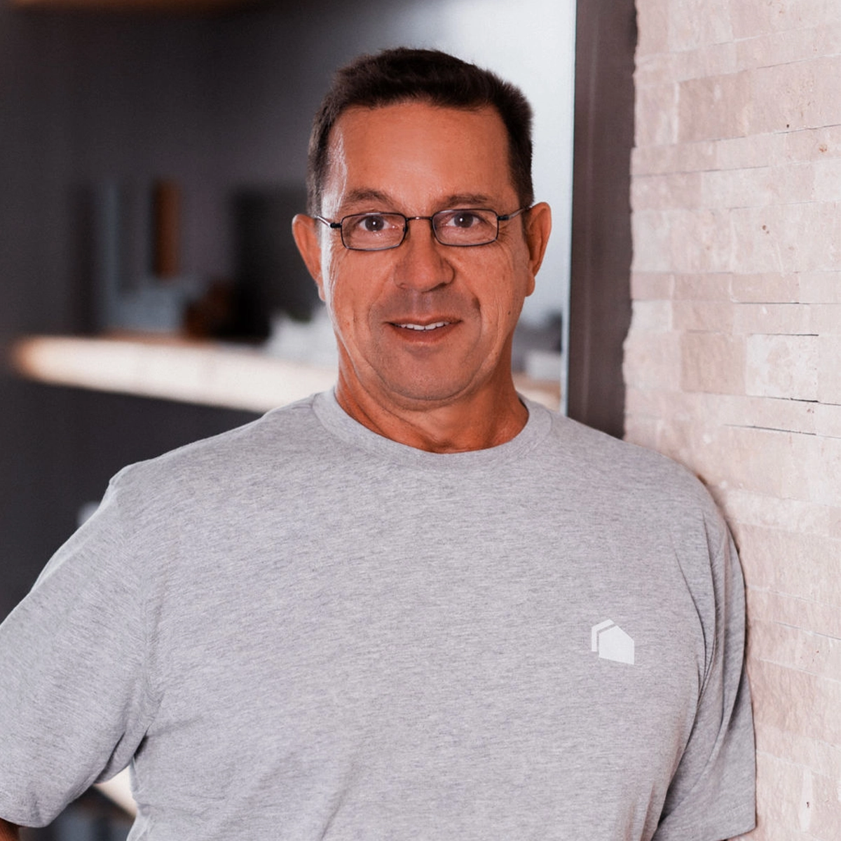 Stefan vor einer Steinwand.