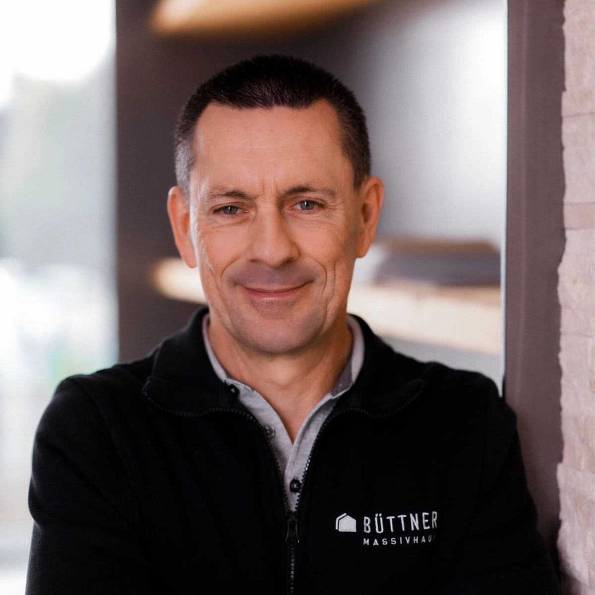 Jürgen lächelt in die Kamera.