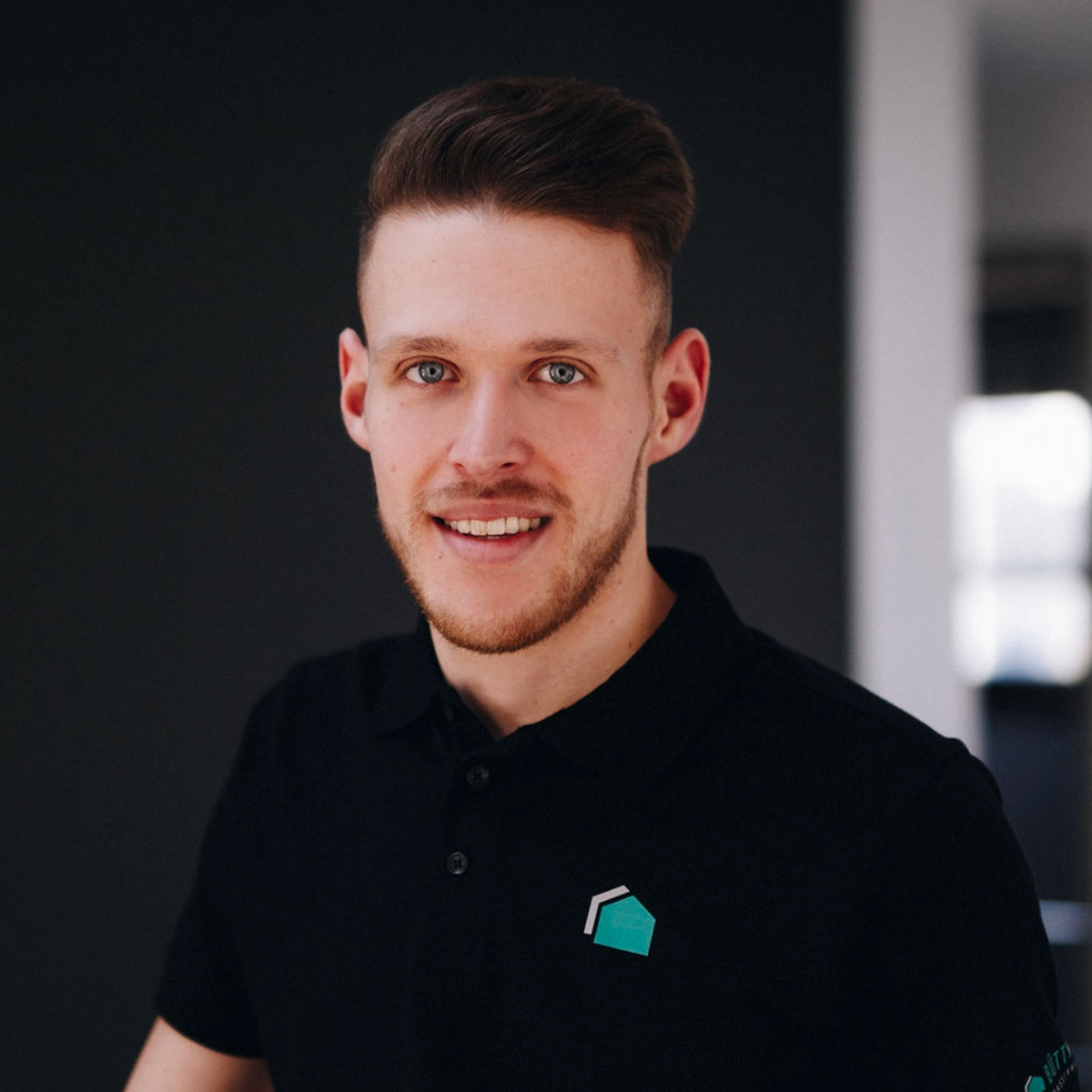 Marcel lächelt in die Kamera.