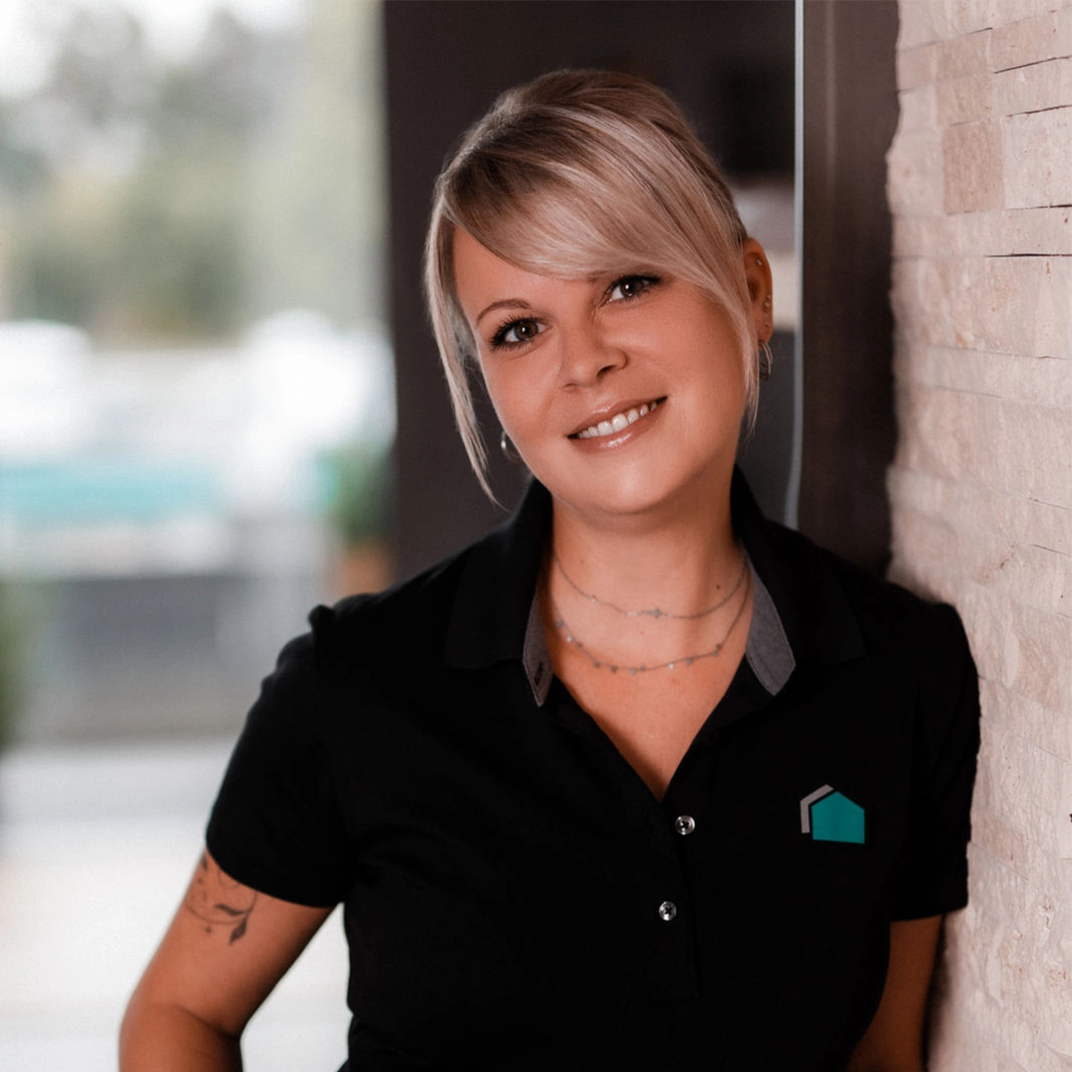 Yvonne lächelt in die Kamera.