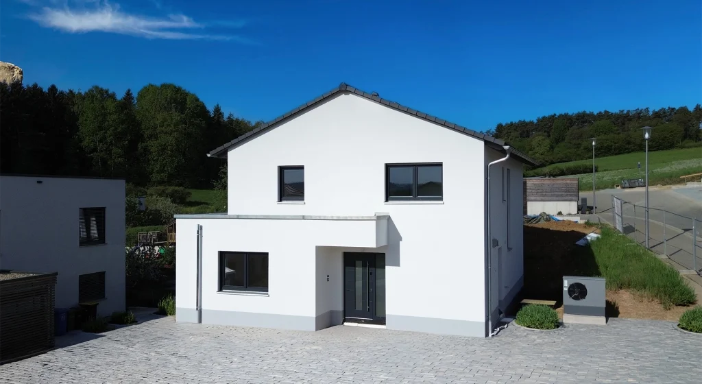 Modernes Einfamilienhaus mit klassischem Satteldach und überdachtem Eingangsbereich in ruhiger Lage in Pegnitz.