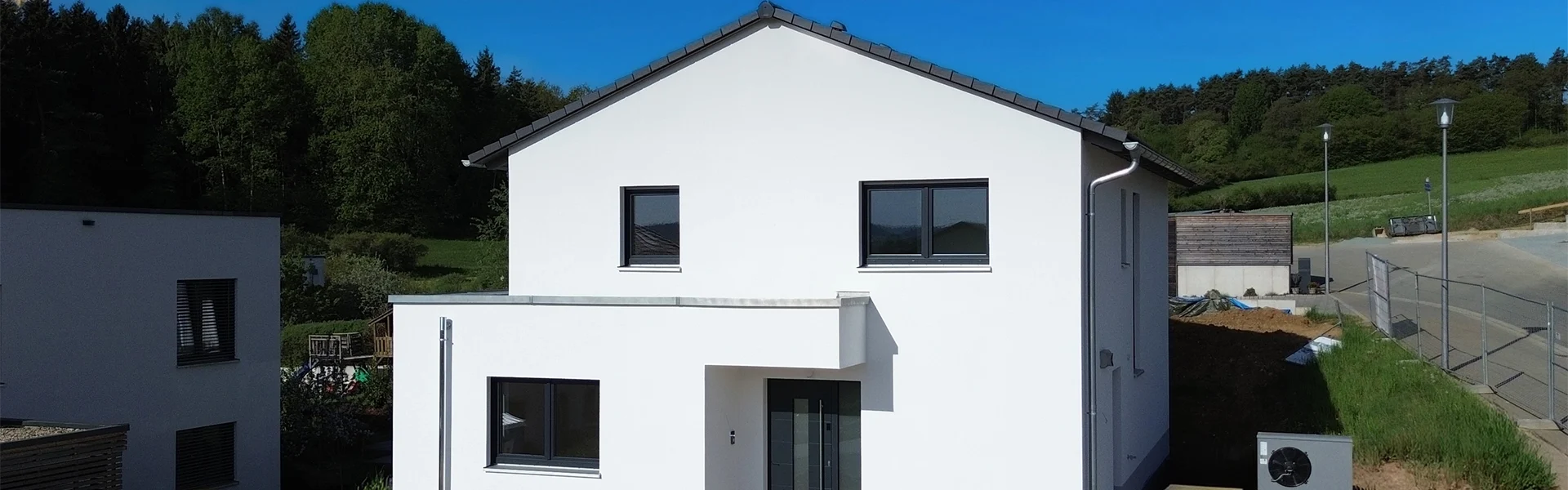 Modernes Einfamilienhaus mit klassischem Satteldach und überdachtem Eingangsbereich in ruhiger Lage in Pegnitz.