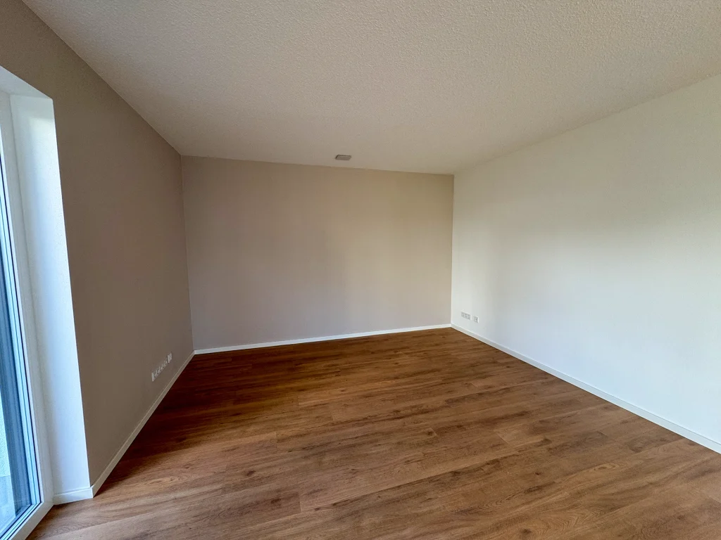 Moderner Wohnraum mit harmonischer Farbgestaltung und hochwertigem Vinylboden in Echtholzoptik.