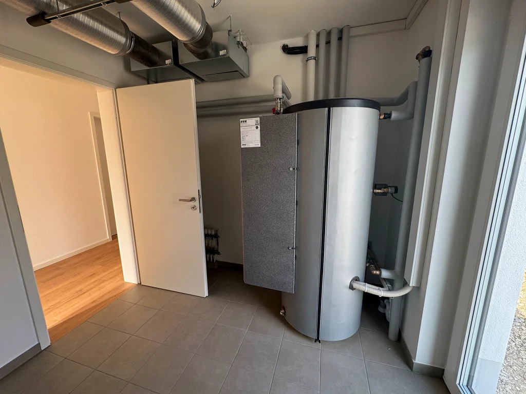 Technischer Hauswirtschaftsraum mit moderner Haustechnik und zentraler Wohnraumlüftung.