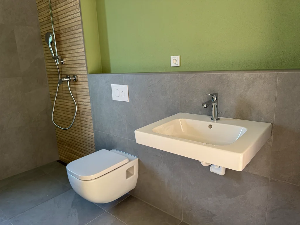 Hochwertig ausgestattetes Badezimmer mit modernen Sanitärelementen und zeitlosen Fliesen.