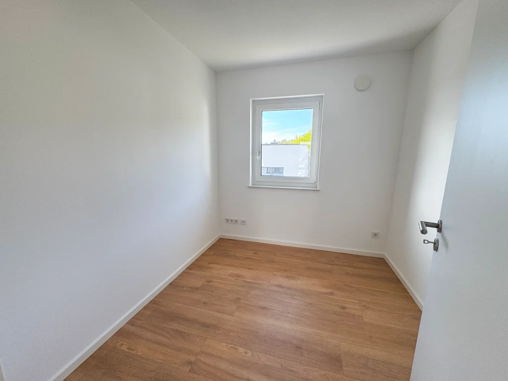 Vielseitig nutzbares Zimmer mit moderner Ausstattung – ideal als Kinder-, Gäste- oder Arbeitszimmer.