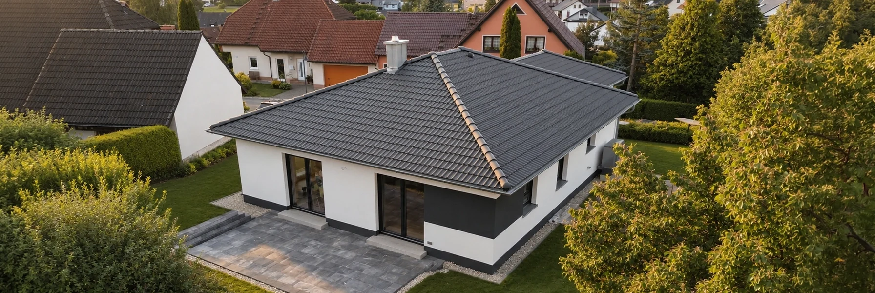 Moderner Büttner-Massivhaus Bungalow mit Walmdach, Terrasse und großzügigem Garten in sonniger Wohnlage.