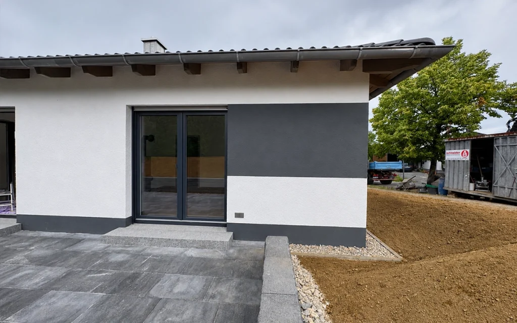 Großzügige Terrasse mit bodentiefen Fenstern und direktem Zugang zum Wohnbereich.