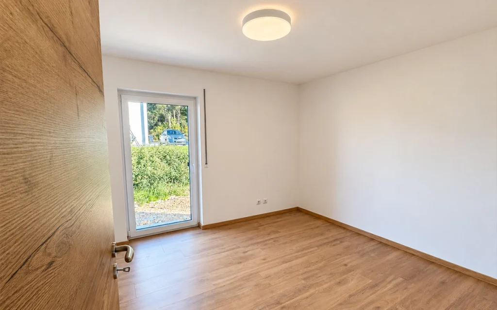 Helles Büro mit bodentiefem Fenster und Holzfußboden