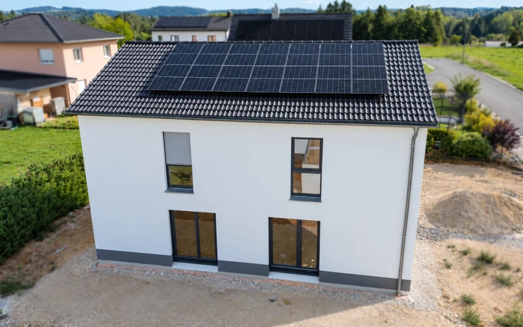Rückansicht eines modernen Einfamilienhauses mit Photovoltaikanlage