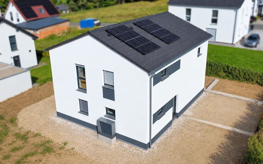 Einfamilienhaus mit Photovoltaikanlage aus der Vogelperspektive