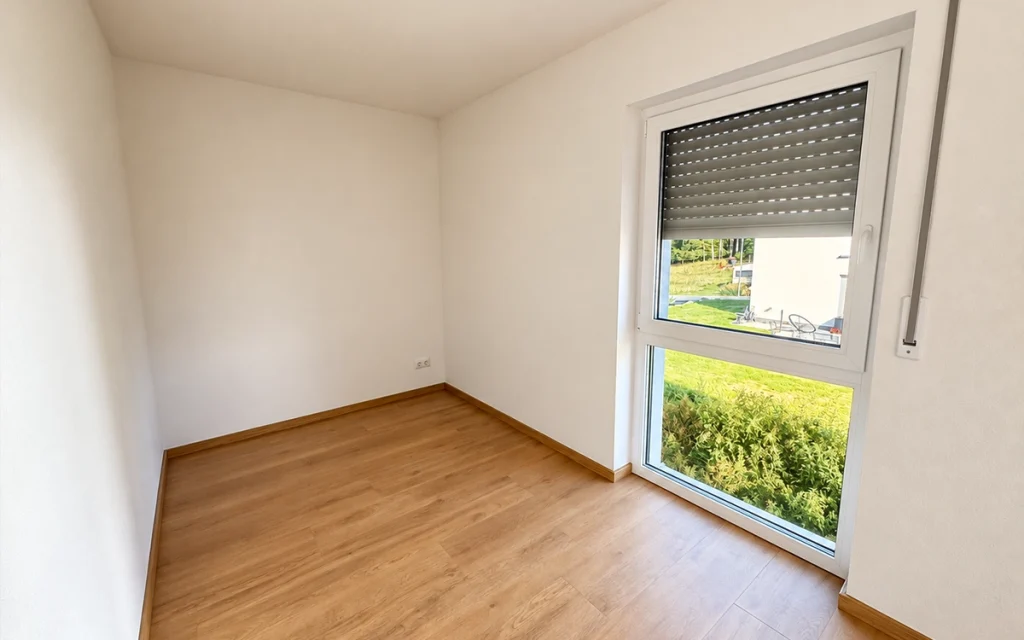 Helle Ankleide mit bodentiefem Fenster und Holzfußboden