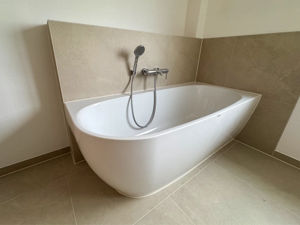 Detailaufnahme einer eleganten Badewanne mit Armatur in zeitlosem Design.