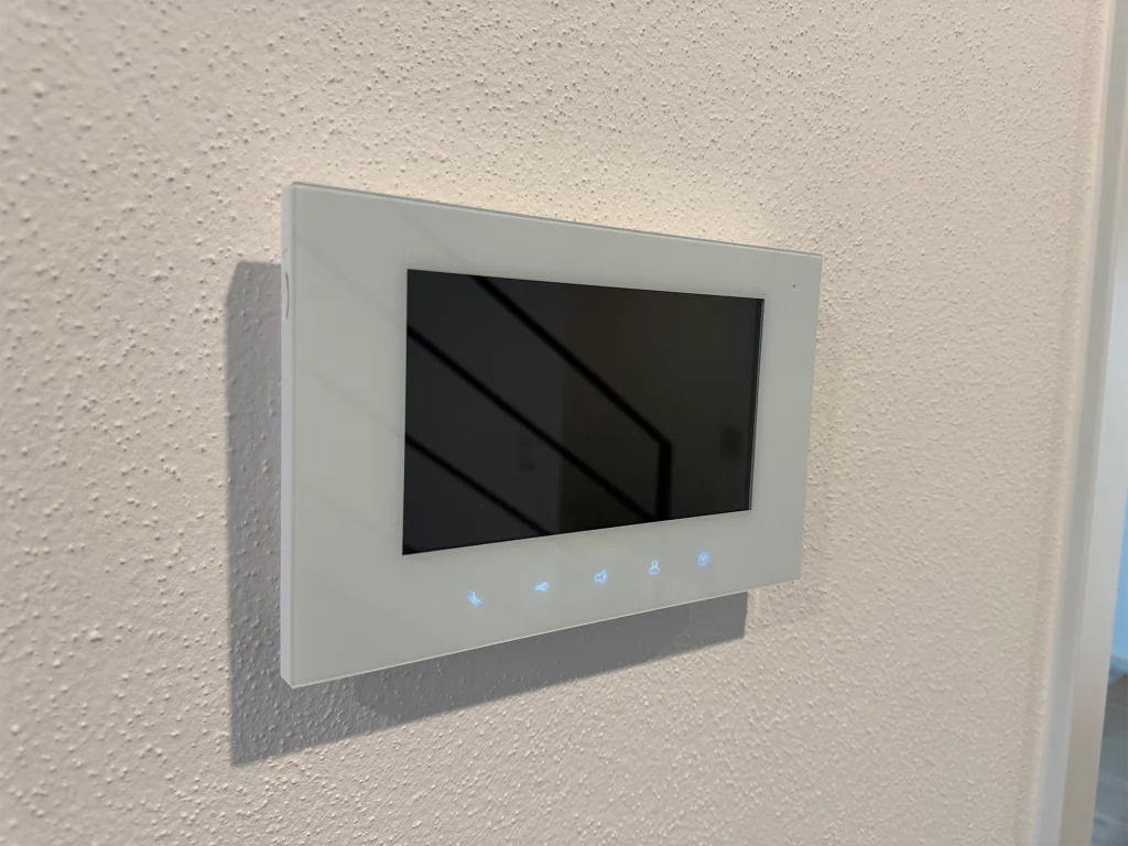 Detailansicht einer modernen Smart-Home-Steuerung an der Wand.
