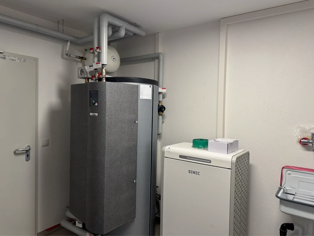 Technikraum mit Heizungsanlage, Speicher und sauber installierter Haustechnik.
